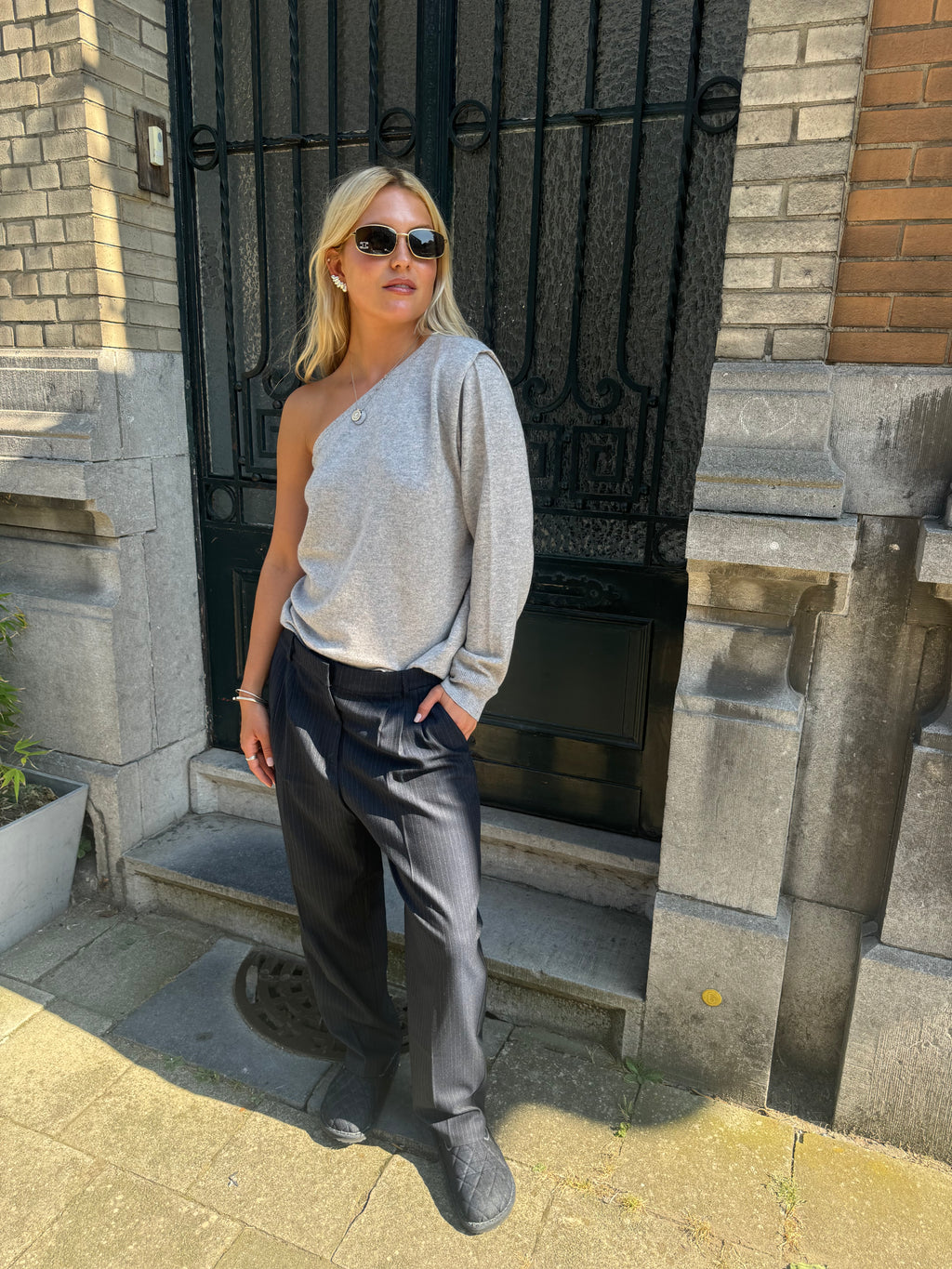 DAPHNE CACHEMIRE UNE ÉPAULE NOIR